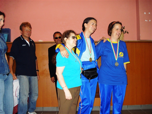 Da sinistra, Alessandra, Angela e Michela, con le medaglie al collo!
